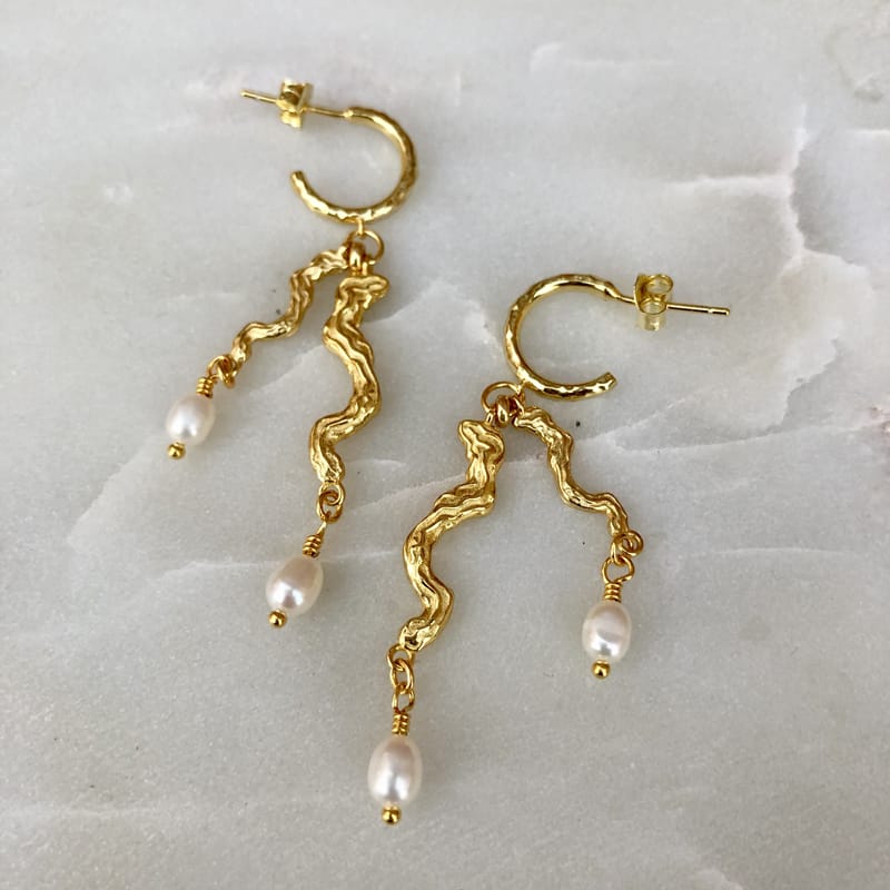 Forgyldte øreringe i organisk look