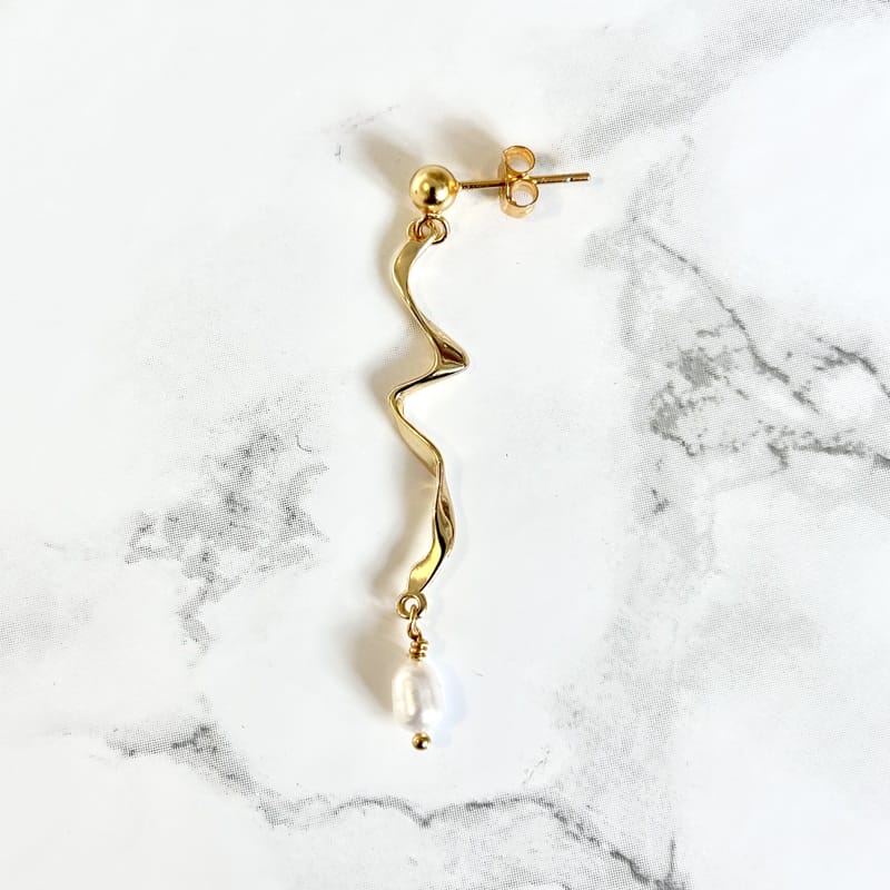 Forgyldt ørering med krøllet vedhæng til mix & match