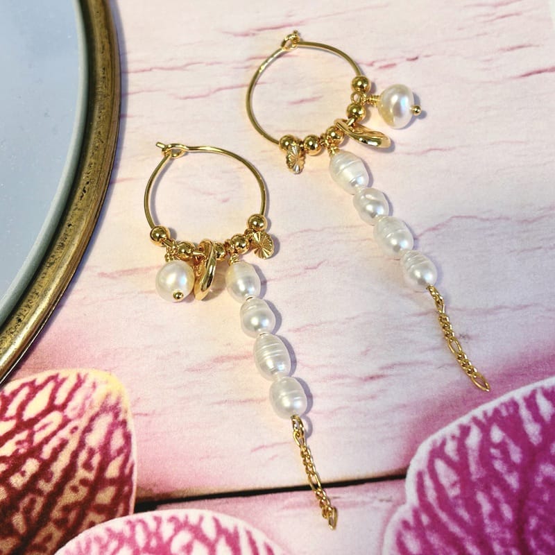 Forgyldte creoler i moderigtigt look med ferskvandsperler