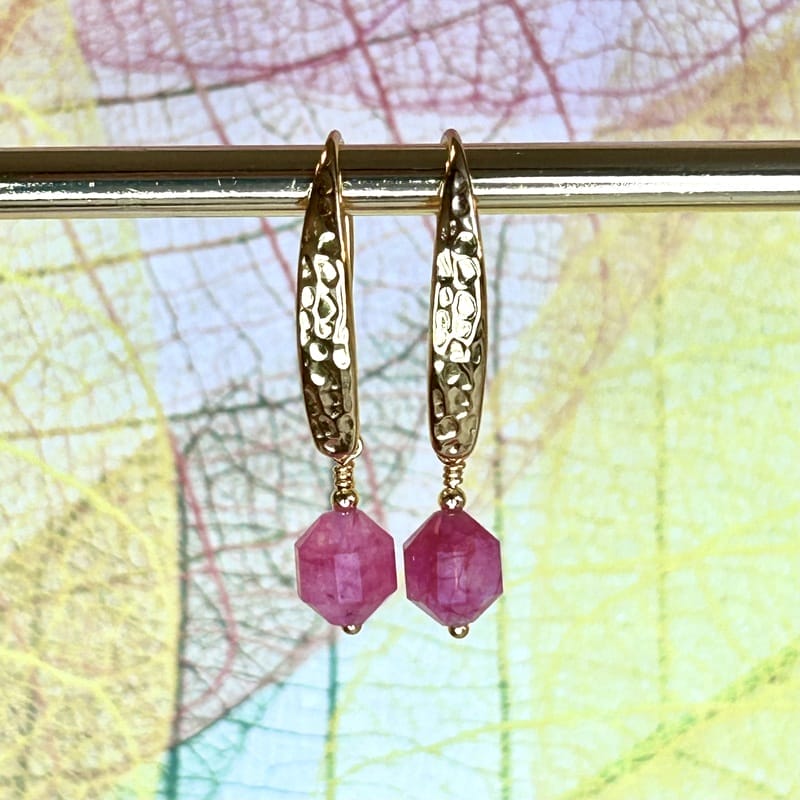 Smukke smykker med halvædelstenen rubin kan købes hos PEARLS ROCK AALBORG