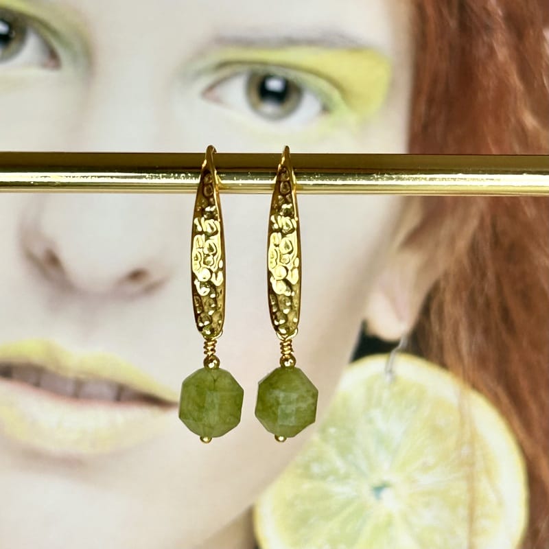 Smukke smykker med halvædelstenen safir kan købes hos PEARLS ROCK AALBORG